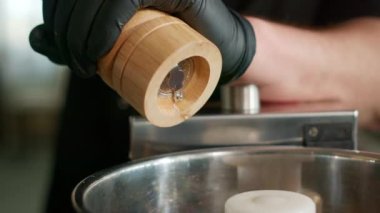 Şef humusu hazırlar.