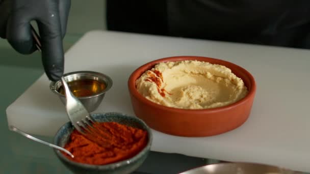 Lo chef prepara l'hummus — Video Stock