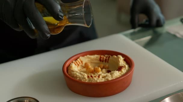 De chef-kok bereidt de hummus Rechtenvrije Stockvideo