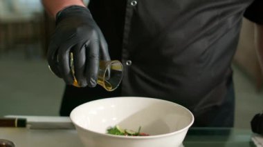 Şef sebze salatası hazırlıyor.