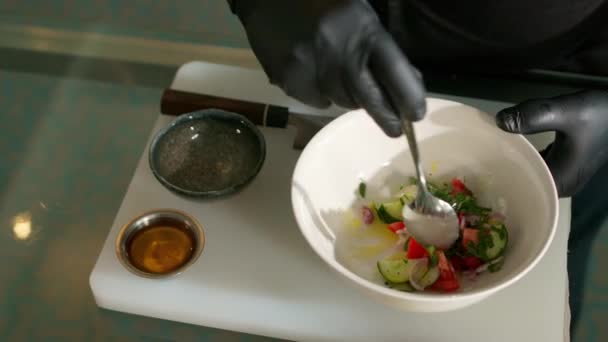 Der Koch bereitet einen Gemüsesalat zu — Stockvideo