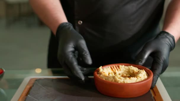 Koki menyiapkan hummus — Stok Video