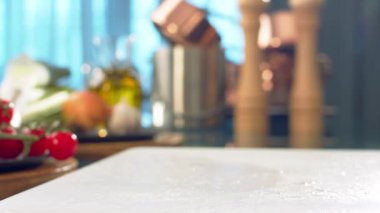 Sebzeleri yakından dilimliyorum. Salata hazırlığı