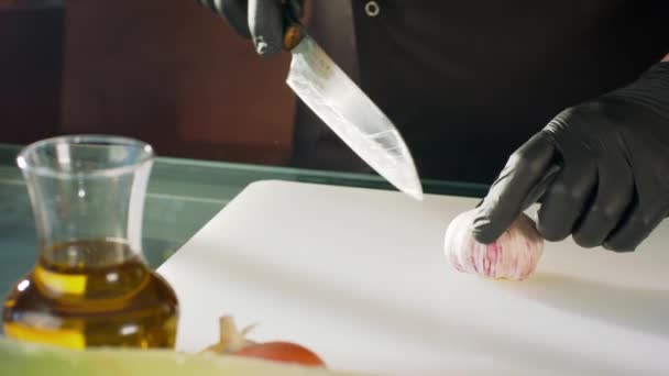 Slicing vegetables close-up. Preparation of salad — Stock Video
