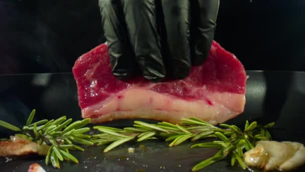 Roosteren steaks op koekenpan in de keuken, close-up uitzicht op het kookproces. Neergeschoten op Laowa Macro sonde. — Stockvideo