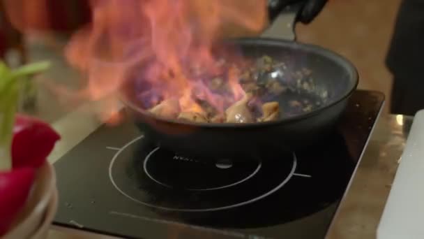 "Flambe Style Dish on a Pan" ın yakın çekimi. Alevleri Aç Stok Video