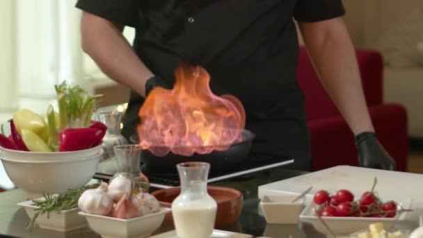 Close-up van een chef-kok die Flambe Style Dish op een pan bereidt. Open vuur Videoclip