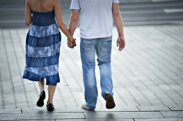 Pareja Caminando Tomados Mano —  Fotos de Stock