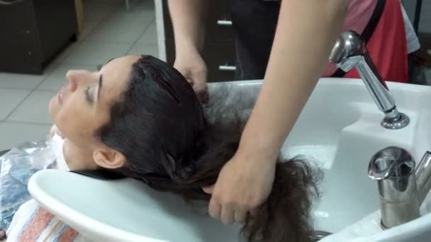 Hairdresser Stylist Washes Paint Head Brunette Girl Hairdresser Watering Her — Stock Video