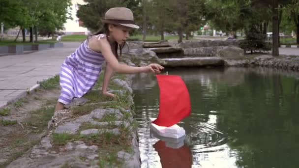 Gyermek Játszik Nyáron Városi Park Szökőkút Mellett Elindítja Vízbe Egy — Stock videók