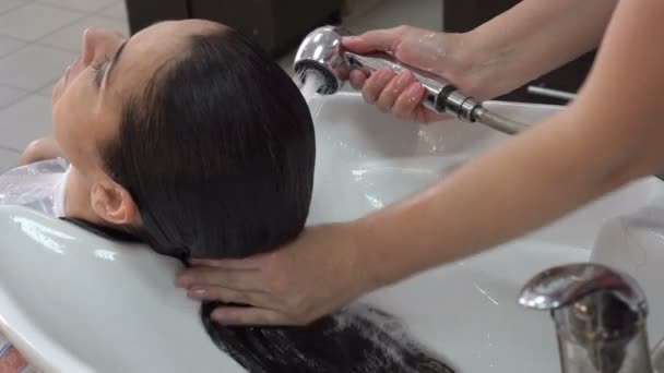 Peluquero Vierte Cabeza Chica Con Agua Peluquería Sobre Fregadero Lava — Vídeos de Stock