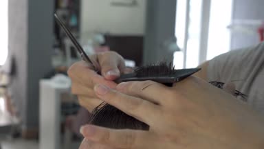 Kuaför berber dükkanı adam saçını yapar ve onun saç uçları kesti. Yakın çekim, yüksek detay. 4k, 25 fps