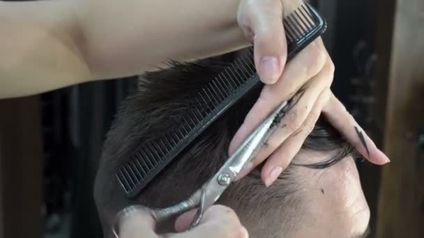 Hombre Con Corte Pelo Cabeza Una Peluquería Peluquero Corta Las — Vídeo de stock