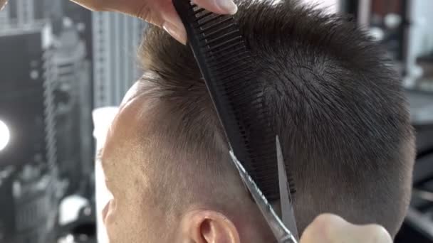 Homem Fazer Penteado Militar Curto Numa Barbearia Cabeleireiro Corta Cabelo — Vídeo de Stock