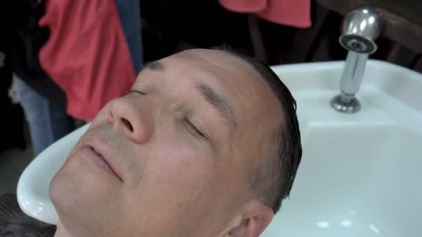 理发师的发型师洗完后 在水疗中心用毛巾擦拭男人的头 头发护理 高细节 Fps — 图库视频影像