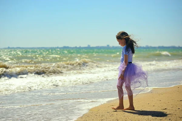 보라색 드레스에 화창한 날에는 해변을 맨발로 파도에 보인다 이미지의 — 스톡 사진