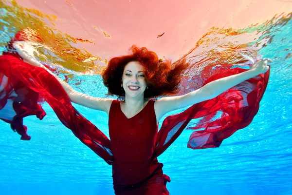 Chica Nada Juega Bajo Agua Piscina Vestido Rojo Sobre Fondo —  Fotos de Stock