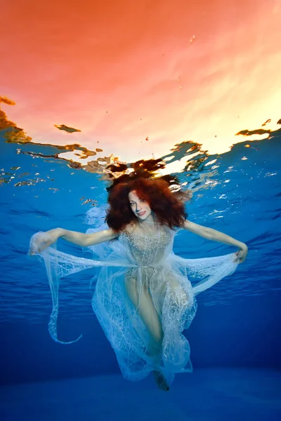 Szczęśliwa Dziewczyna Białej Sukni Rude Włosy Pływające Pod Wodą Basenie — Zdjęcie stockowe
