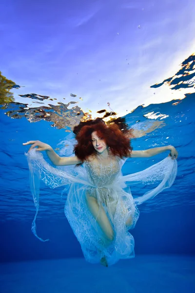 Beautiful Bride White Dress Red Hair Floating Underwater Pool Sunset — Stock Photo, Image