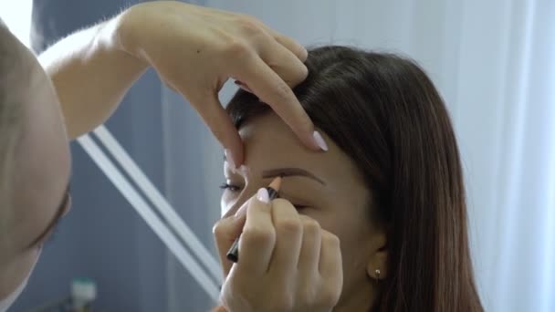 Procedimento Microblading Mestre Cosmetologist Desenha Observa Com Lápis Sobrancelha Cliente — Vídeo de Stock