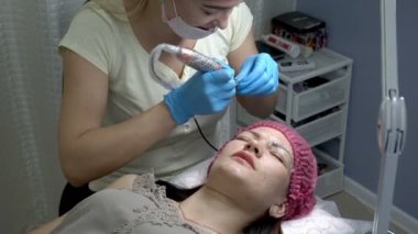 Microblading yordam. Kalıcı makyaj. Güzellik uzmanı, güzellik salonu kalıcı kaş dövme uygulamak.