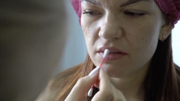 女美容师做一个医疗程序 并涂抹在美容院的女孩的嘴唇的奶油 关门了4K Fps — 图库视频影像