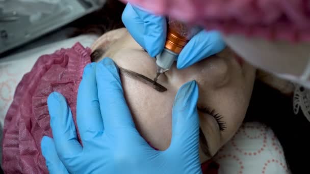 Microblading Procedury Kobieta Kosmetyczka Sprawia Stałe Tatuaż Zastosować Czarną Farbą — Wideo stockowe