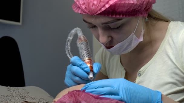 Esteticista Profissional Faz Uma Tatuagem Permanente Sobrancelha Salão Beleza Para — Vídeo de Stock