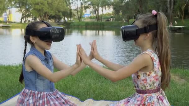 Dvě Holčičky Virtuální Realita Brýle Sedět Hrát Parku Trávě Při — Stock video