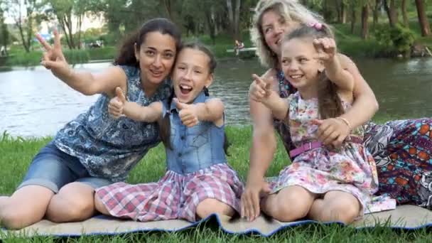Дві Щасливі Матері Двома Маленькими Дітьми Граються Розважаються Сидячи Парку — стокове відео