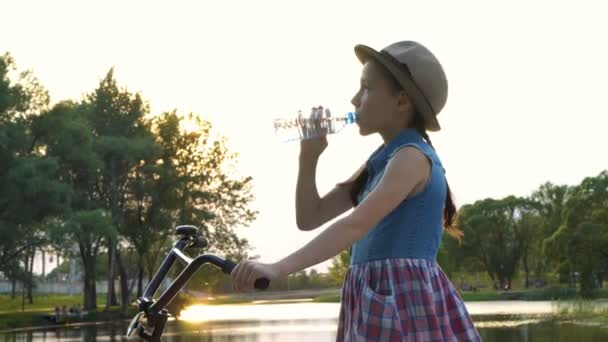 Petite Fille Sportive Qui Boit Eau Après Avoir Fait Vélo — Video