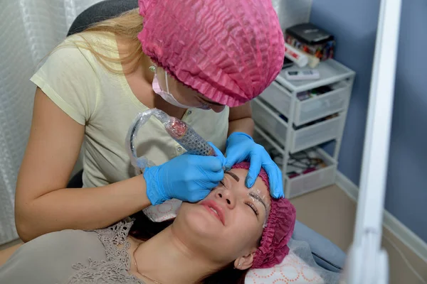 Microblading Arbetsflöde Kvinna Kosmetolog Gör Ögonbryn Tatuera Skönhetssalongen För Ung — Stockfoto