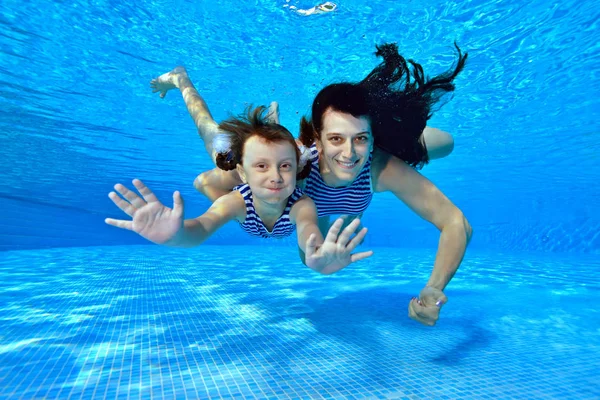 Feliz Mamá Hija Nadan Bajo Agua Piscina Trajes Baño Rayas — Foto de Stock