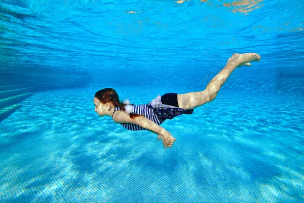 Niña Feliz Traje Baño Rayas Nadando Bajo Agua Piscina Sobre — Foto de Stock