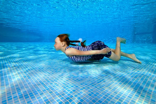 Niña Deportiva Traje Baño Rayas Nada Bajo Agua Piscina Cerca — Foto de Stock