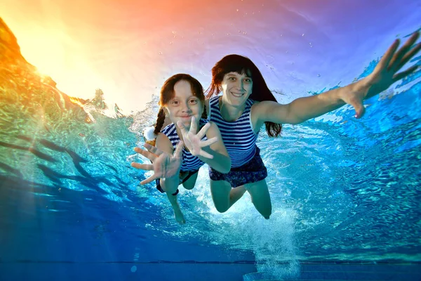 Madre Feliz Con Una Pequeña Hija Nadando Bajo Agua Trajes — Foto de Stock