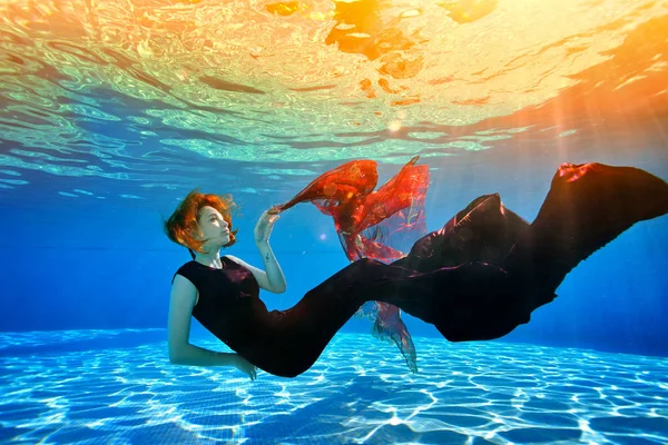 Fantástica Joven Con Pelo Rojo Posando Bajo Agua Piscina Hunde —  Fotos de Stock