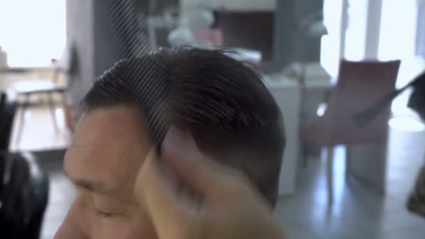 Stylista Włosów Sprawia Człowiek Fryzurę Salonie Kosmetycznym Spraye Lakieru Włosach — Wideo stockowe