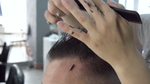 Professional Barberaren Klipper Mannens Hår Frisör Kvinnan Samlar Tips Håret — Stockvideo