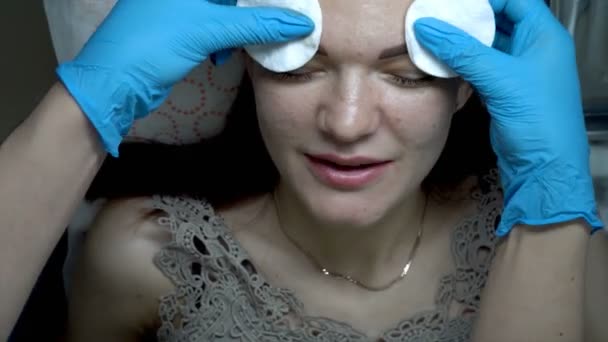 Microblading 程序的最终结果 一个女人美容师在她的眉毛永久化妆后用棉签擦拭眉毛 从顶部的视图 Fps — 图库视频影像