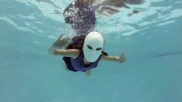 Bir Çocuk Beyaz Peri Maskeli Yüzüyor Altında Mor Elbiseyle Poz — Stok video