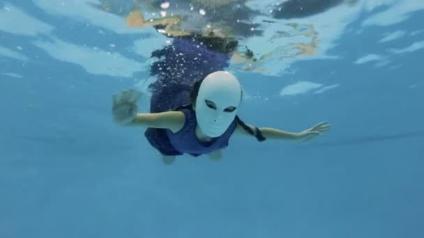 Unusual Little Girl Swims Poses Underwater Fabulous White Mask Purple — Stock Video