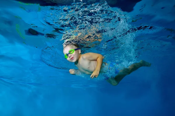 Feliz Niño Jugando Deportes Nadando Bajo Agua Piscina Sobre Fondo — Foto de Stock