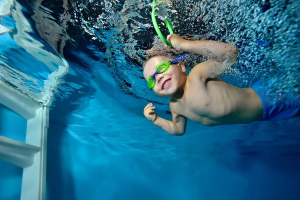 Niño Nada Bajo Agua Piscina Las Escaleras Blancas Sobre Fondo — Foto de Stock