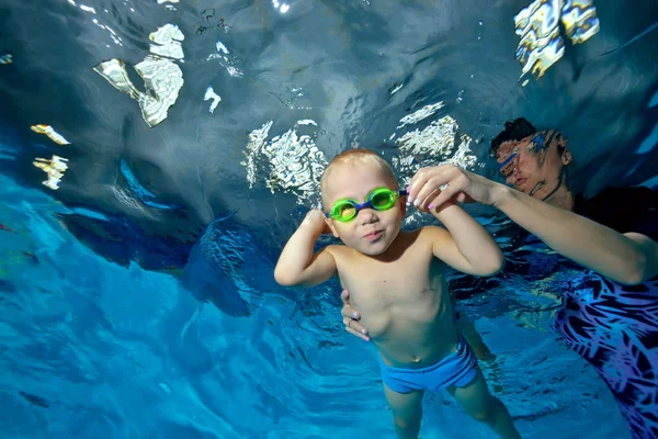Madre Entrenador Enseña Niño Nadar Bajo Agua Piscina Apoya Con — Foto de Stock
