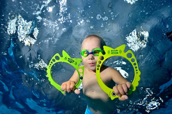 Feliz Bebé Nada Bajo Agua Piscina Con Juguetes Las Manos — Foto de Stock