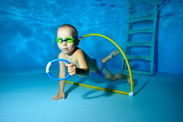 Niño Nada Bajo Agua Piscina Recoge Juguetes Del Fondo Retrato — Foto de Stock