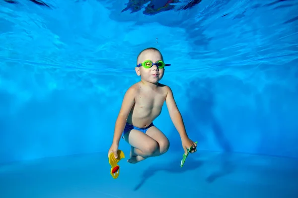 Niño Feliz Nada Posa Bajo Agua Piscina Sobre Fondo Azul — Foto de Stock