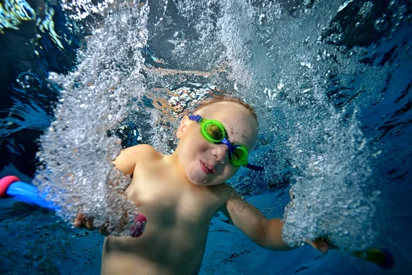 Feliz Niño Jugando Nadando Bajo Agua Piscina Con Juguetes Sus — Foto de Stock