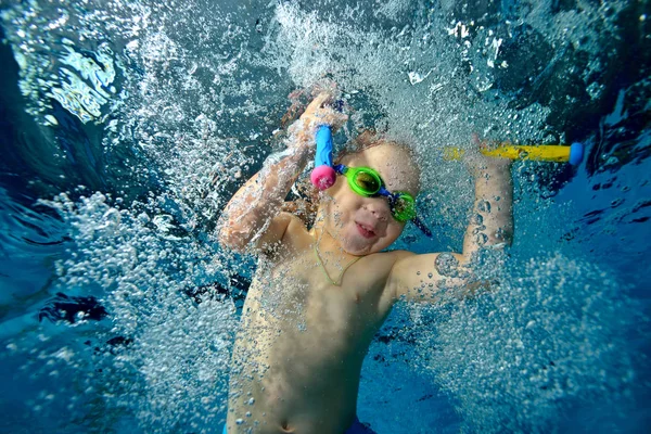 Fotografía Submarina Niño Juega Nada Bajo Agua Piscina Con Juguetes — Foto de Stock